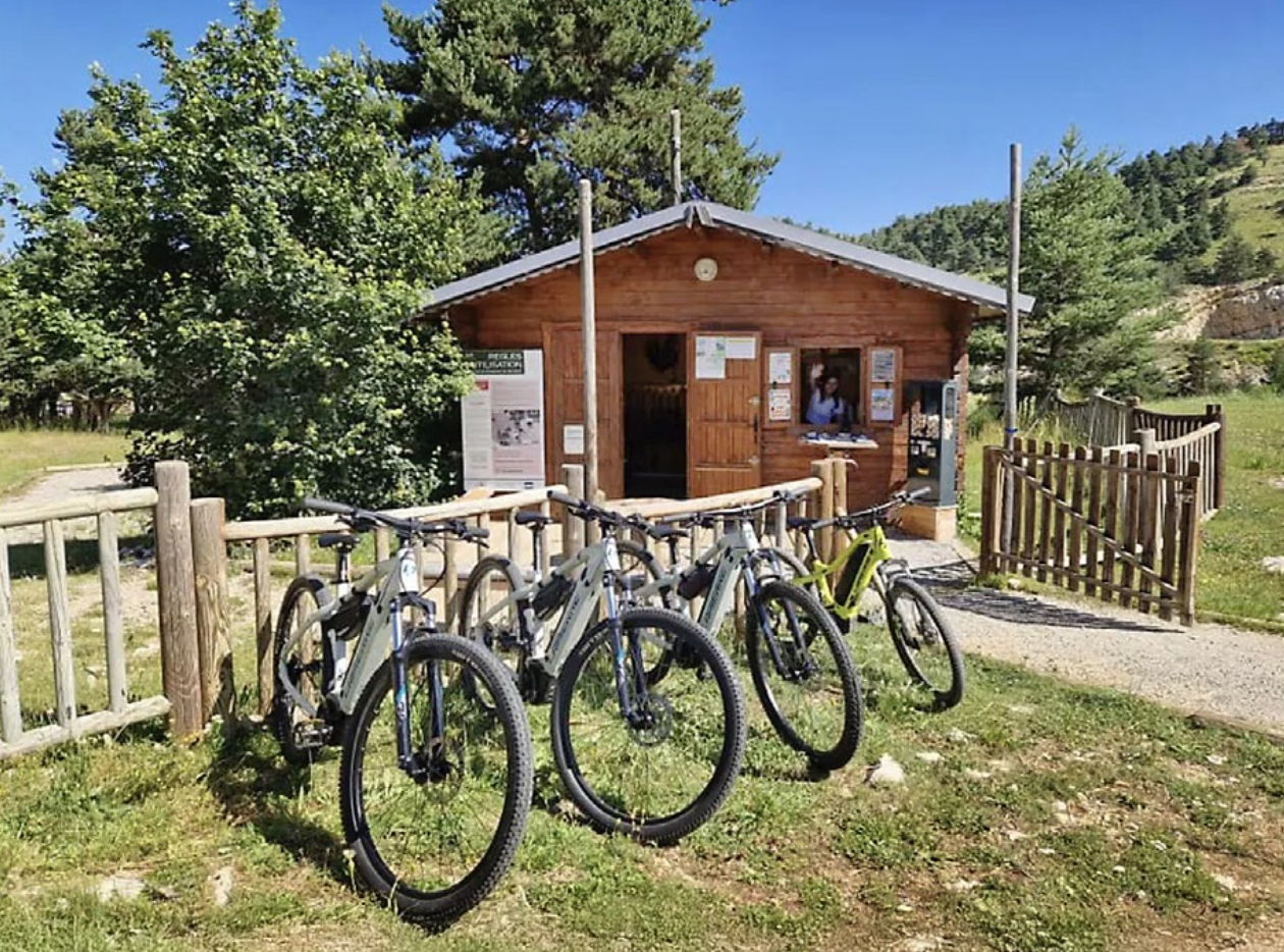 Location de VTT électriques à Gréolières-les-Neiges l'été