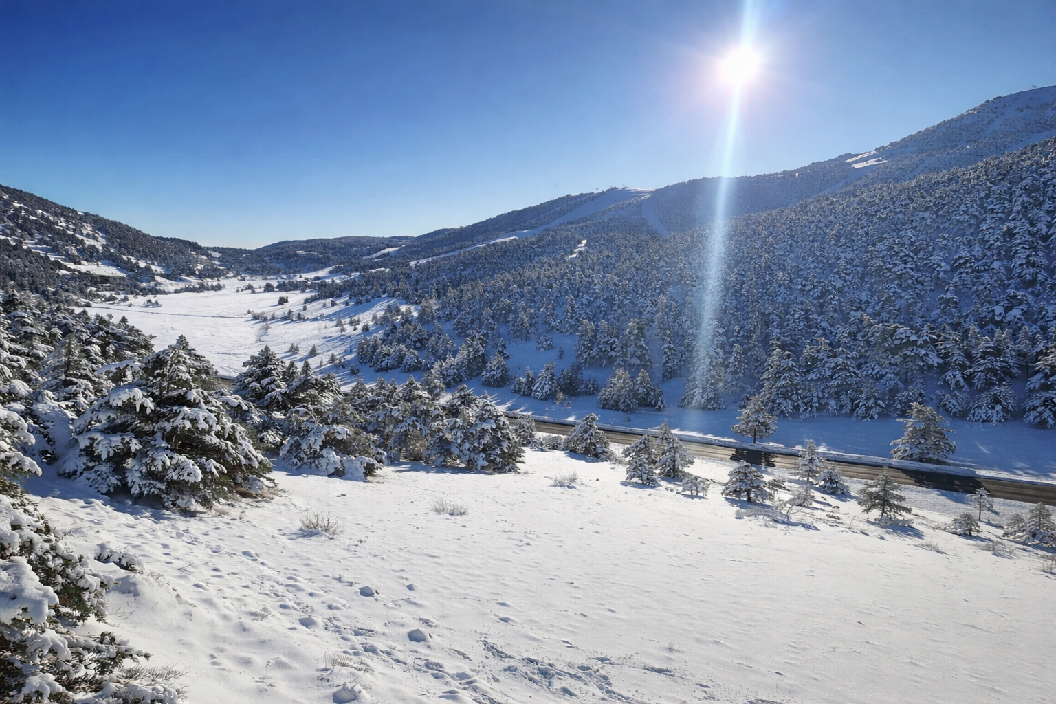 Vue hivernale enneigée de Gréolières-les-Neiges